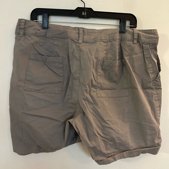 Lane Bryant 16 cotton and spandex blend. Cargo shorts. - Picture 2 of 5